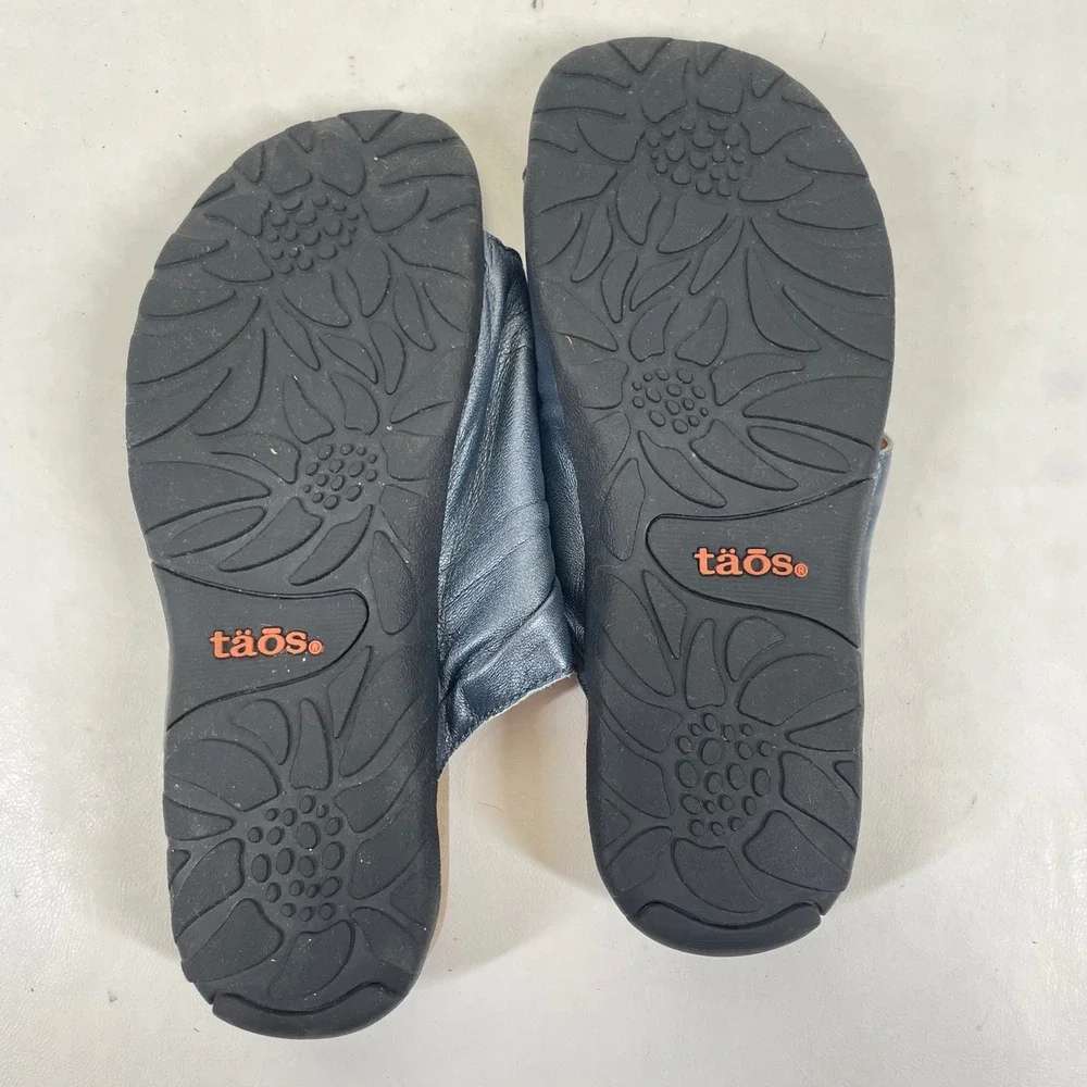 Taos Gift 2 Women 7 Metallic Blue Leather Ruched Thong Slide Sandals GT2-12045